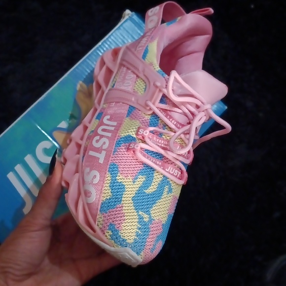 Woman's just so so running shoes - Picture 2 of 8